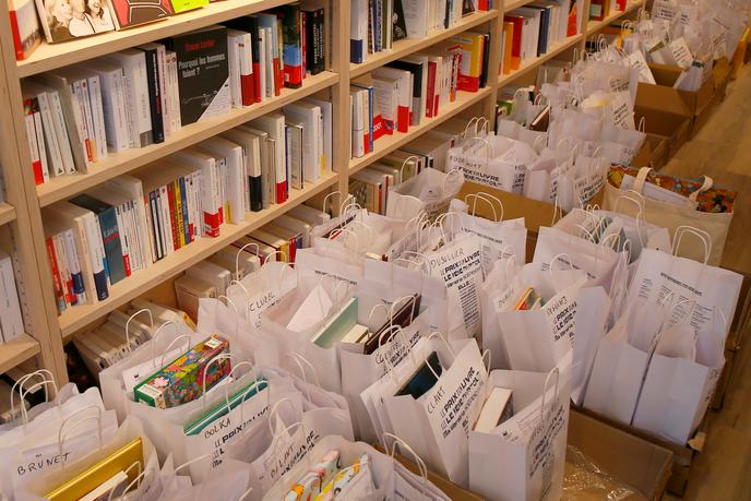 Une libraire prépare des commandes dans une boutique de Lille, le 23 avril.