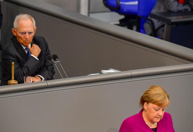 Le président du Bundestag, Wolfgang Schäuble, écoute la chancelière, Angela Merkel, donner un discours sur l’épidémie de Covid-19 au Bundestag (chambre basse du Parlement ), à Berlin, le 23 avril.