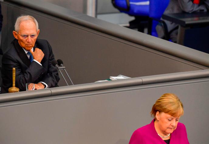 Le président du Bundestag, Wolfgang Schäuble, écoute la chancelière, Angela Merkel, donner un discours sur l’épidémie de Covid-19 au Bundestag (chambre basse du Parlement ), à Berlin, le 23 avril.