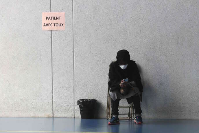 Une personne à la sortie du centre de diagnostic de Taverny (Val-d’Oise), le 23 mars.