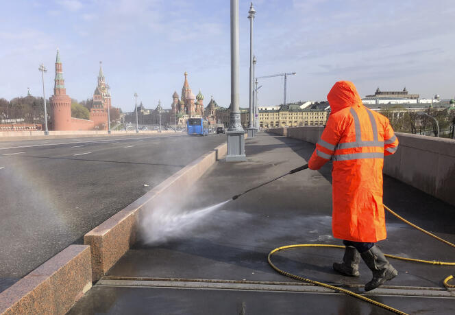 Un employé de la ville désinfecte les rues de Moscou, près de la place du Kremlin, le 24 avril.