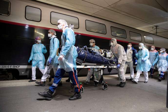 Evacuation d’un patient atteint du Covid-19 vers la Bretagne, à la gare d’Austerlitz, à Paris, le 1er avril.