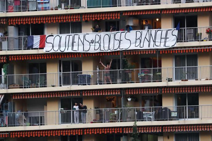 Les applaudissements quotidiens au personnel soignant dans un immeuble de Nice, le vendredi 24 avril 2020 à 20 heures, au 39e jour du confinement.