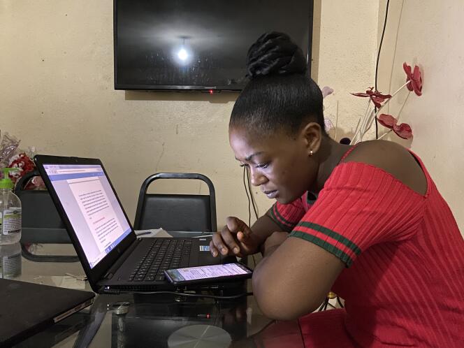 Depuis la fermeture des écoles et des universités au Cameroun le 17 mars 2020, Joy Ngong Tsinghe, qui vit à Douala, continue d’étudier le journalisme grâce à WhatsApp. Elle rêve de travailler un jour pour CNN.