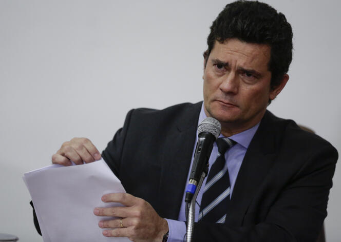 Sergio Moro donne une conférence de presse pour annoncer sa démission du poste de ministre de la justice, le 24 avril 2020 à Brasilia.