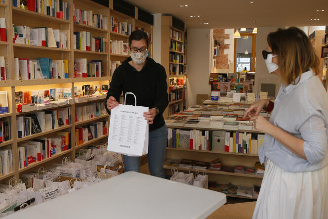 Un point de « click and collect » mis en place dans une librairie à Lille, le 24 avril.