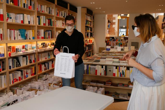 Un point de « click and collect » mis en place dans une librairie à Lille, le 24 avril.