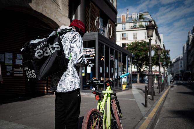 Un livreur Uber Eats , le 24 avril, dans une rue de Paris.
