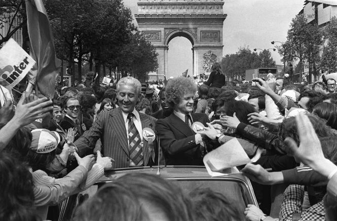 Le président du club de Saint-Etienne, Roger Rocher, et l’entraîneur de l’équipe, Robert Herbin, défilent sur les Champs-Elysées, le 13 mai 1976.