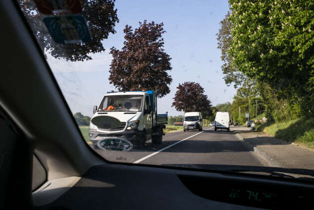 Les camionnettes se succèdent sur la route entre Mulhouse et Altkirch (Haut Rhin), le 25 avril.