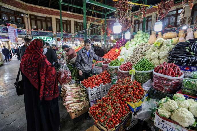 Des clients dans un marché de Téhéran, le 25 avril.