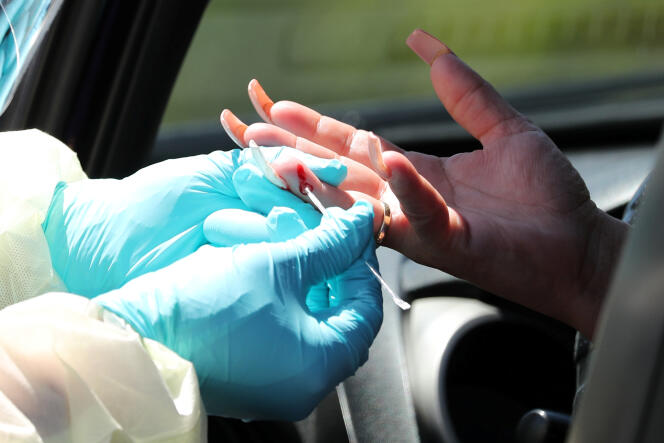 Un professionnel de la santé réalise un test sérologique dans une clinique de Los Angeles (Californie), le 24 avril.