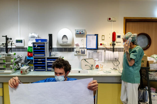 Un interne examine les feuilles de prescriptions des patients de l’unité de réanimation Covid-19 de l’hôpital Beaujon, à Clichy, le 22 avril.