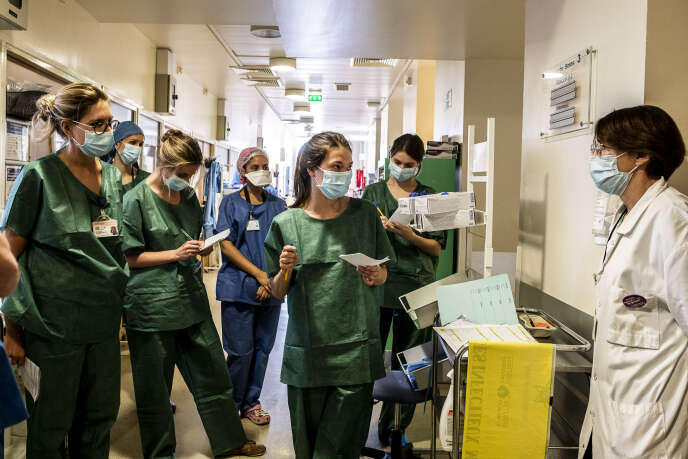 Les médecins de l’unité de réanimation Covid de l’hôpital Beaujon échangent sur l’évolution de l’état de santé de leurs patients.