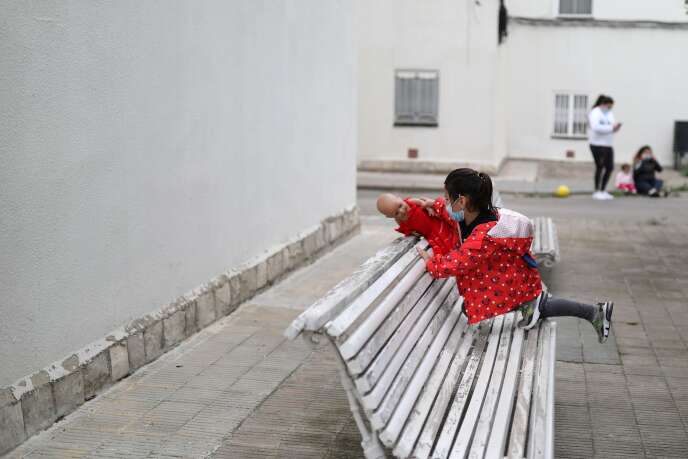 Kristen, 5 ans, joue dans les rues d’Igualada, en Espagne, le 26 avril.