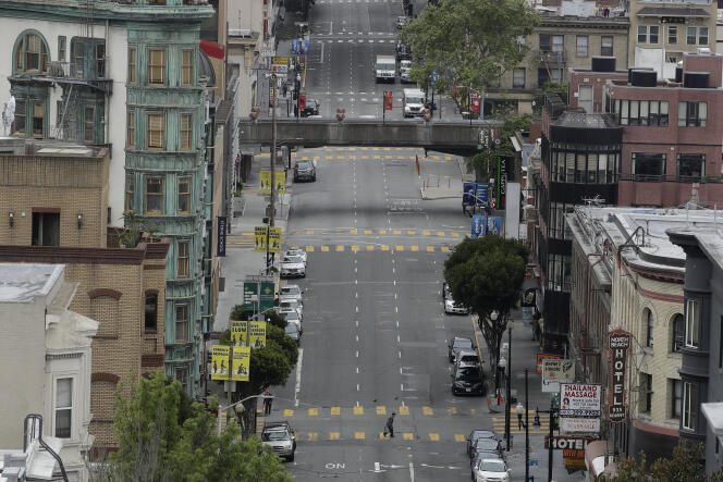 Un piéton dans la rue désertée de Kearny Street à San Francisco (Californie), le 16 avril.