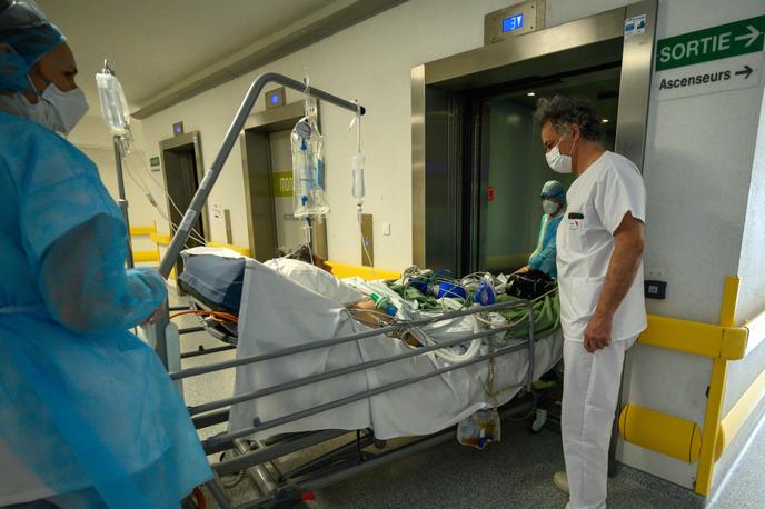 Un patient atteint par le Covid-19 est transféré à l’unité post réanimation respiratoire de l’hôpital Emile-Muller, à Mulhouse, le 17 avril.