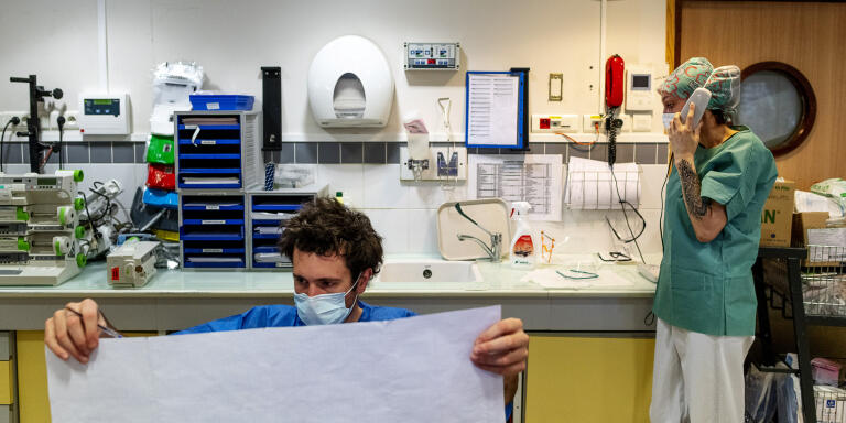 Un interne examine les feuilles de prescriptions des patients de l’unité de réanimation Covid de l’hôpital Beaujon AP-HP à Clichy.