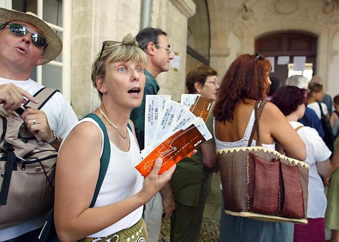 En juillet 2003, après l’annonce de l’annulation du Festival « in » d’Avignon, des spectateurs viennent se faire rembourser leurs places.