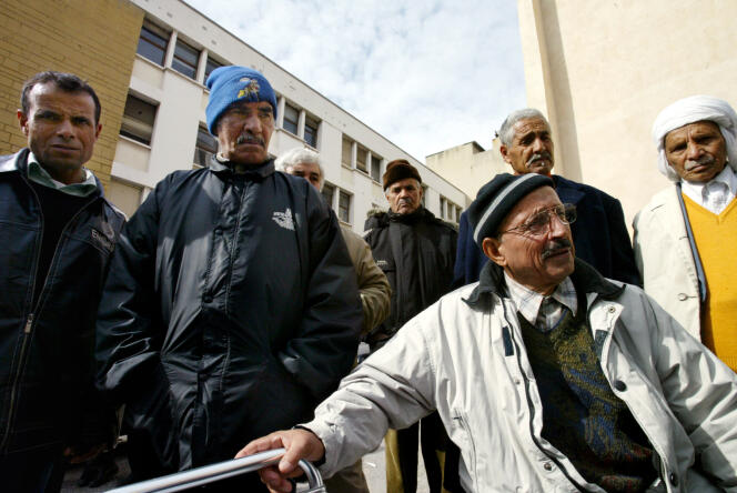 Des chibanis, travailleurs du Maghreb venus en France durant les « trente glorieuses » aujourd’hui retraités, à Marseille, en mars 2006.