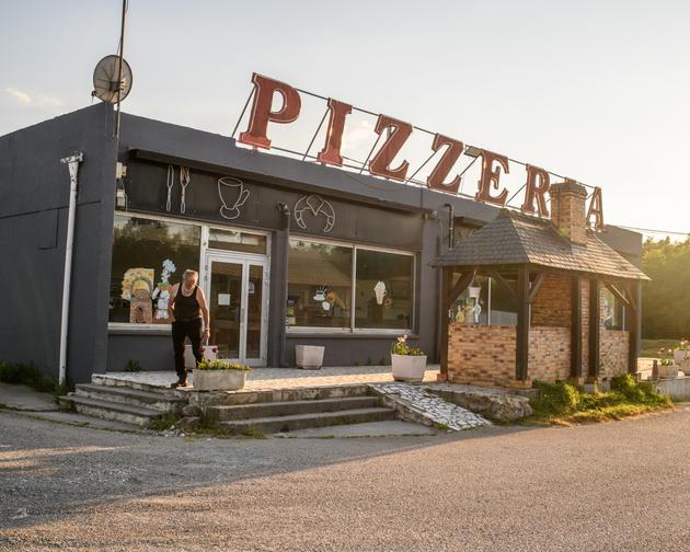 Un restaurant routier le long de la départementale D2007, dans le Loiret, fermé depuis les mesures de confinement. Avant la crise, il faisait 150 couverts par jours et pouvait accueillir 80 camions sur son parking.