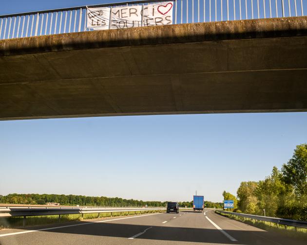 Banderole de soutien aux chauffeurs routiers sur l’autoroute 77.