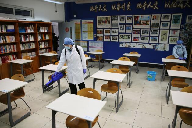 Une classe est désinfectée avant la reprise des cours le 21 avril à Pékin, en Chine.