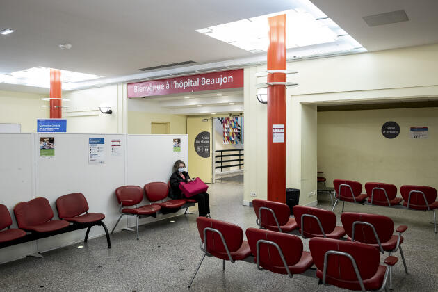 La salle d’attente, habituellement pleine, de l’hôpital Beaujon, à Clichy (Hauts-de-Seine), le 22 avril.