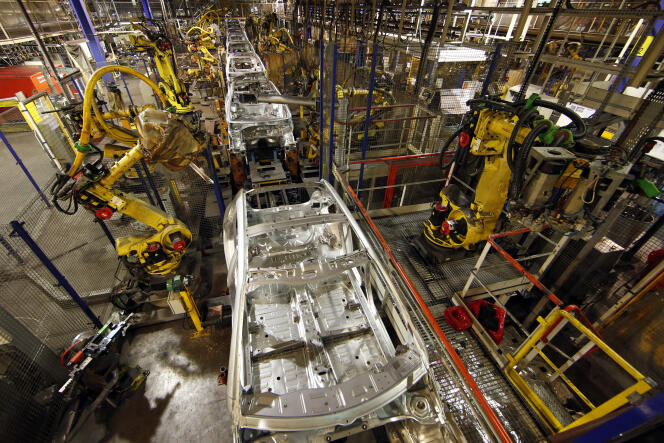 Une fabrication à la chaîne de voitures Peugeot 208, Citroen C3 and DS 3, par des robots, à l’usine  PSA Peugeot Citroen de Poissy, le 29 avril 2015.