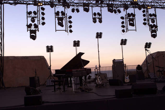 De nombreux festivals d’été ont été annulés à cause de la crise sanitaire due au Covid-19 (ici, la scène du Théâtre de la mer dans le cadre du festival Jazz à Sète, en juillet 2018).