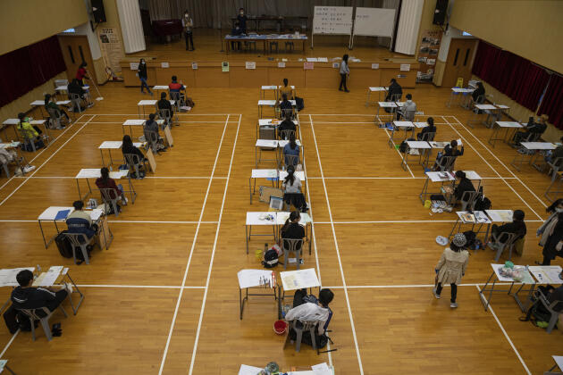 Des étudiants passent les examens du diplôme de l’enseignement secondaire (DSE) dans une école de Hongkong, le vendredi 24 avril. Plus de 50 000 candidats devraient passer cet examen cette année.