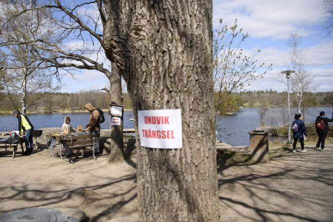 « Evitez l’affluence », intime un panneau dans la zone de loisirs Hellasgarden, dans la banlieue de Stockholm,  en Suède, le 26 avril.