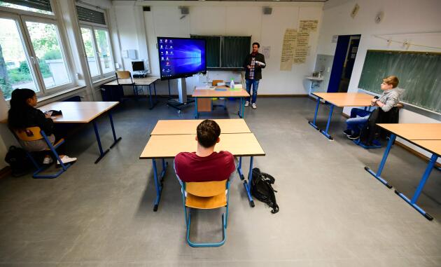 En Allemagne, au lycée Phoenix de Dortmund, le 23 avril. Les élèves qui se préparent pour les examens, qui auront lieu en mai, sont autorisés à retourner à l’école en petits groupes limités à six élèves par classe au maximum, afin de respecter les mesures de distanciation sociale.