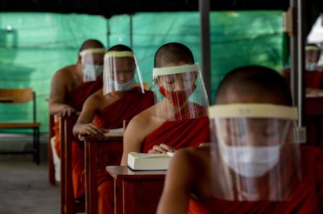 Des jeunes moines bouddhistes étudient à l’Institut d’éducation monastique Molilokayaram à Bangkok, en Thaïlande, le 15 avril.