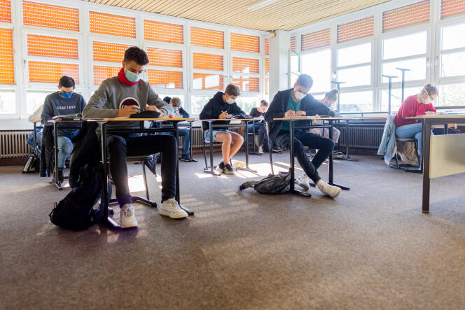 Des élèves de l’école Joseph-König préparent leurs examens de fin d’année, à Haltern am See, en Allemagne, le 23 avril.