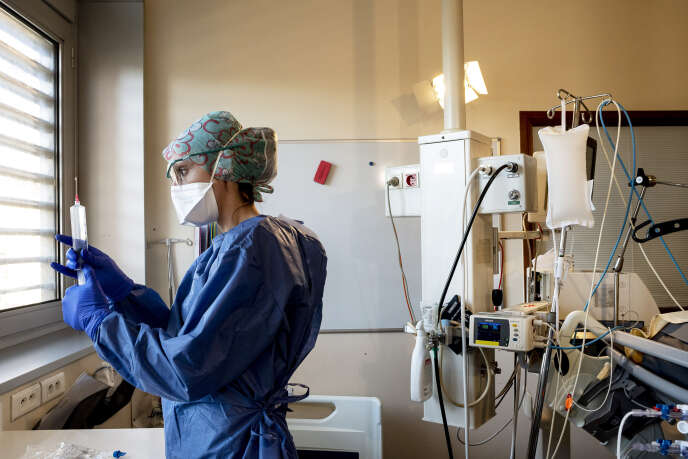 Une infirmière de l’unité de réanimation Covid-19 de l’hôpital Beaujon, à Clichy, le 22 avril.
