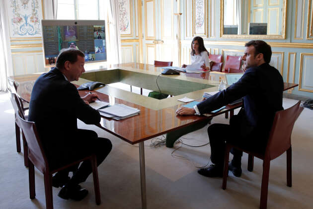 Visioconférence avec les membres du G20 depuis l’Elysée, en présence d’Emmanuel Macron, le 26 mars.