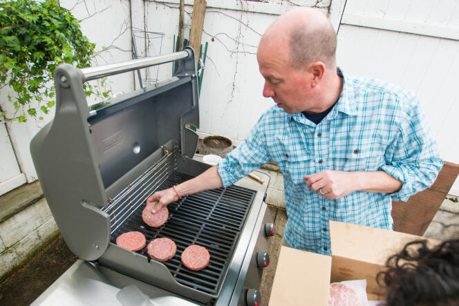 Sam Sifton, responsable de la rubrique Food du New York Times, dépose des steaks hachés sur les larges grilles du Genesis II E-310.