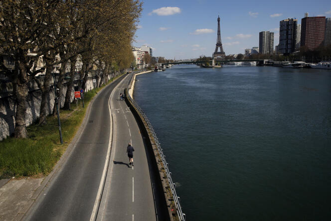 Un Parisien fait son jogging sur les pistes cyclables qui longent la Seine, à Paris, le 4 avril.