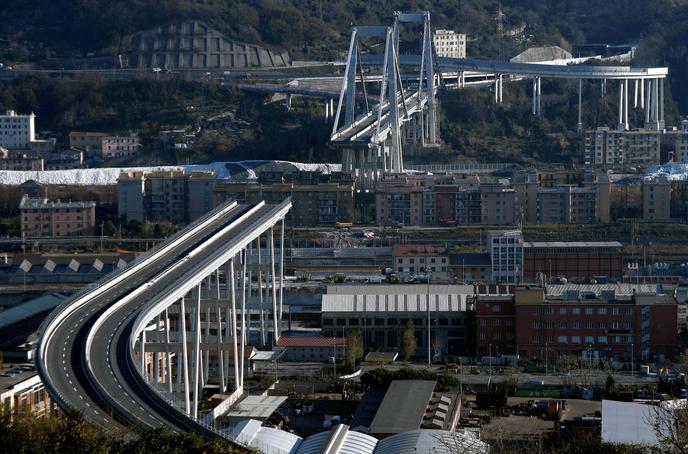Deux Ans Apres L Effondrement D Un Viaduc Genes Pose Le Dernier