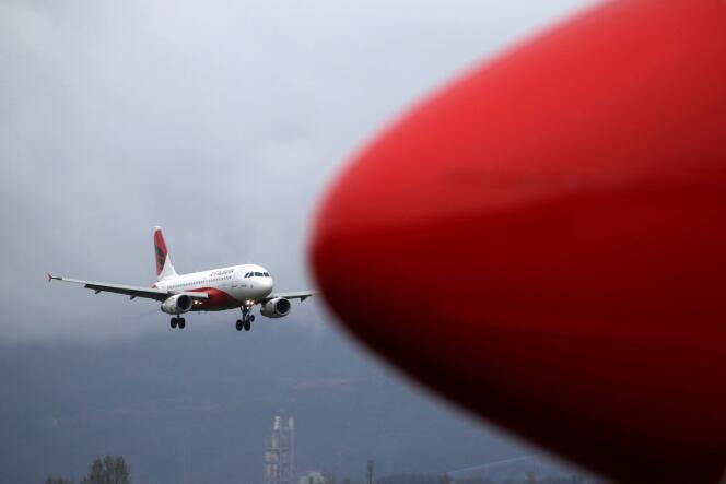 Un Airbus A319-100 d’Air Albania arrive à l’aéroport de Tirana, le 1er avril.