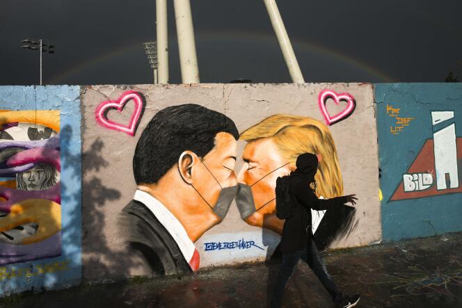 A Berlin, le 29 avril, une fresque parodie la scène du « baiser » sur les vestiges du Mur : Donald Trump et  Xi Jinping s’embrassant, les deux portant des masques.