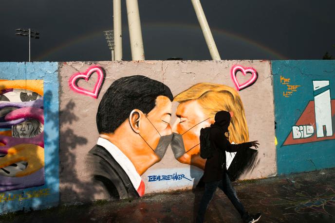 A Berlin, le 29 avril, une fresque parodie la scène du « baiser » sur les vestiges du Mur : Donald Trump et Xi Jinping s’embrassant, les deux portant des masques.