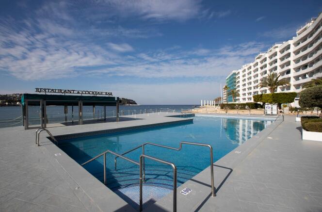 Une piscine fermée sur la plage Santa Ponca, à Calvia, sur l’île de Majorque, le 12 avril.