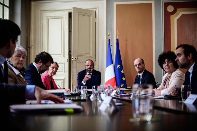 Edouard Philippe (au centre), accompagné d’une dizaine de ministres, en visioconférence avec les associations d’élus locaux, à Paris, le 29 avril.