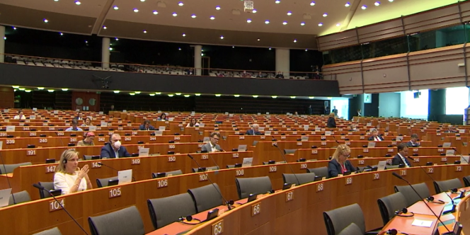 Les débats et les votes du Parlement européen ont lieu en grande partie à distance. Peu d'eurodéputés sont présents dans l'hémicycle, comme ici le 16 avril pour le débat sur la relance post-coronavirus.