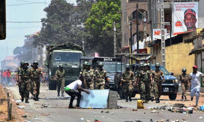 Des manifestants se confrontent à l’armée dans les rues de Conakry le 22 mars 2020, jour du référendum constitutionnel organisé en Guinée.