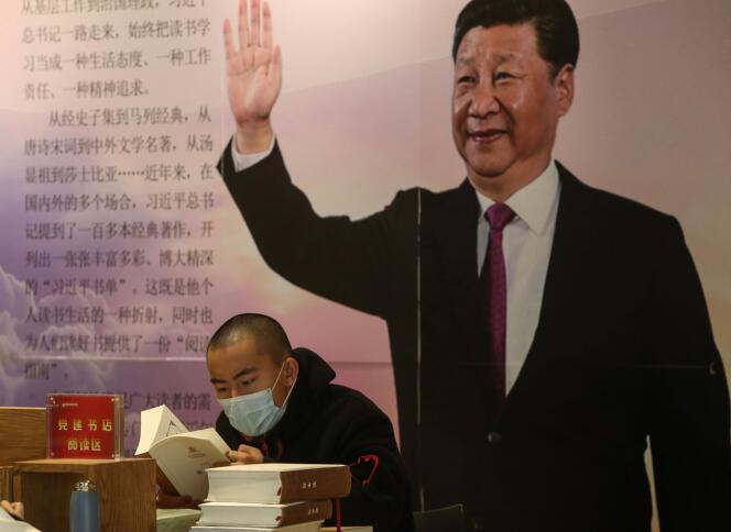 Une affiche montrant le président chinois Xi Jinping, dans une librairie, à Shenyang (550 km au nord de Péin), dans la province de Liaoning, en Chine, le 23 avril 2020.