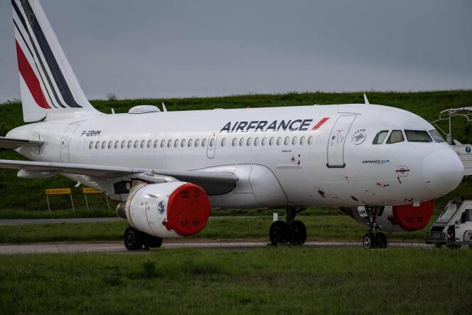 Air France dit avoir mis en place « une distanciation physique à bord chaque fois que cela est possible ».