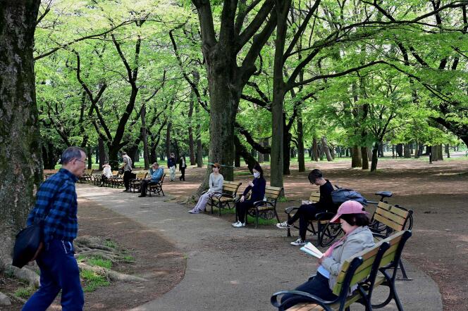 Des résidents de Tokyo dans un parc, veillant à la distanciation sociale, alors que débute la Golden Week, semaine annuelle de vacances.